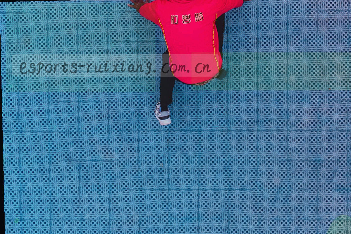 暗色背景中向中心汇聚的光线路径与精密网格结构，象征信息在受控范围内流动
